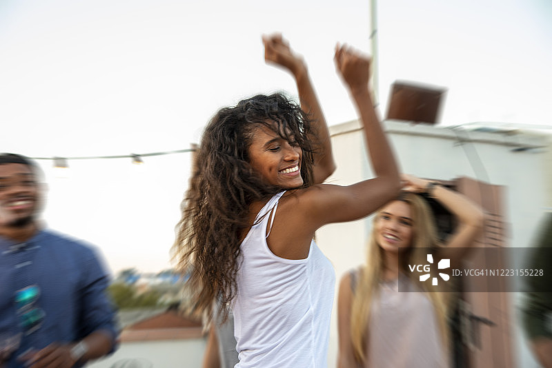 在屋顶派对上跳舞的拉丁美女肖像图片素材