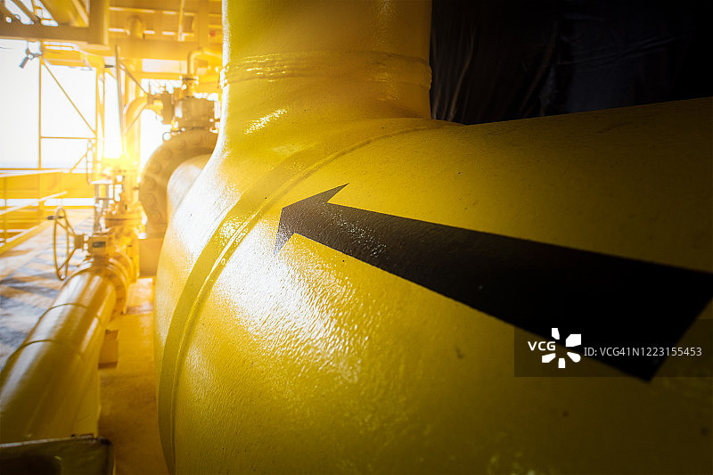 石油天然气工业中用于运输原油的离岸平台管道图片素材
