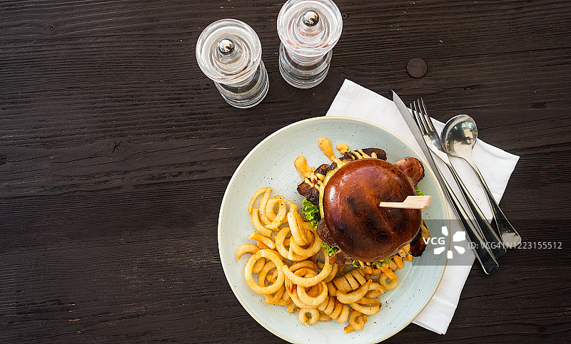 牛排汉堡配炸薯条图片素材