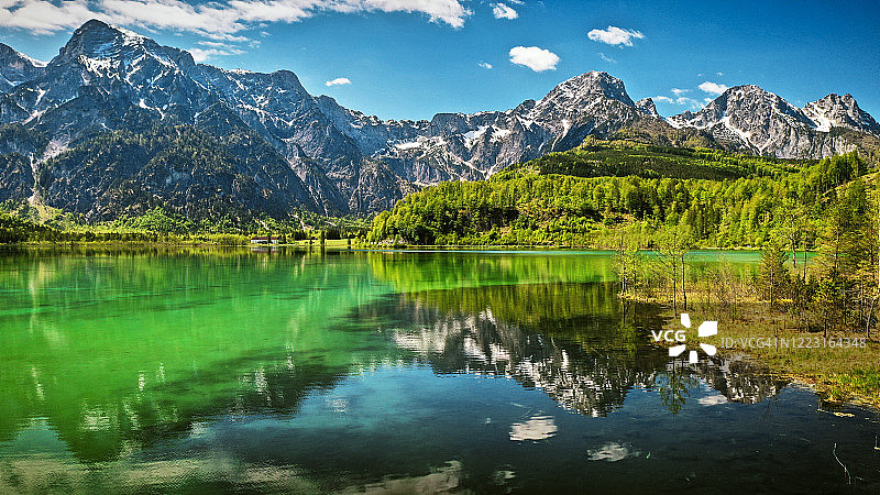 奥地利阿尔卑斯山的田园风光图片素材