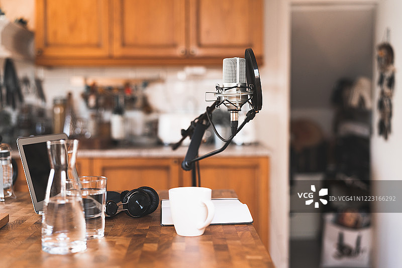 家庭环境中的播客设备图片素材
