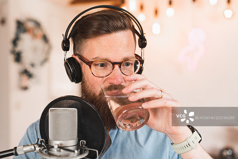 播客主持人正在喝水图片素材