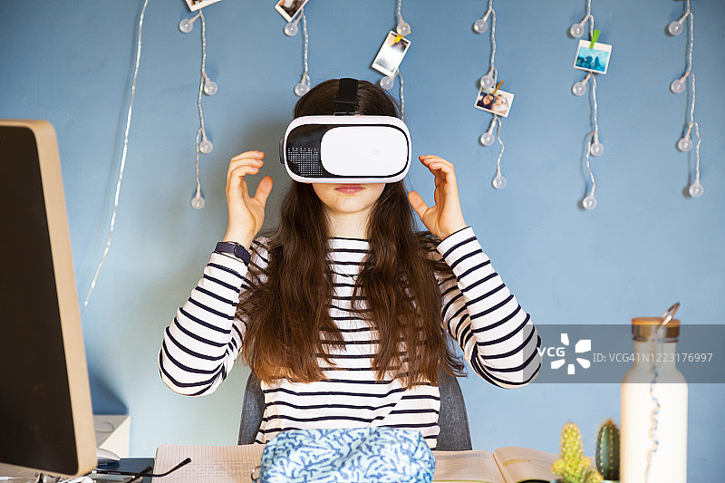 在家使用VR眼镜的女孩肖像图片素材