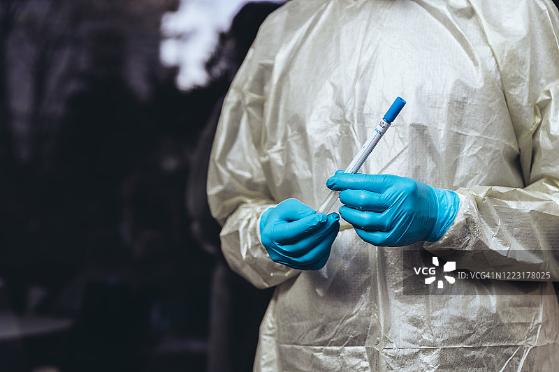 医护人员手持SARS-CoV-2测试盒图片素材