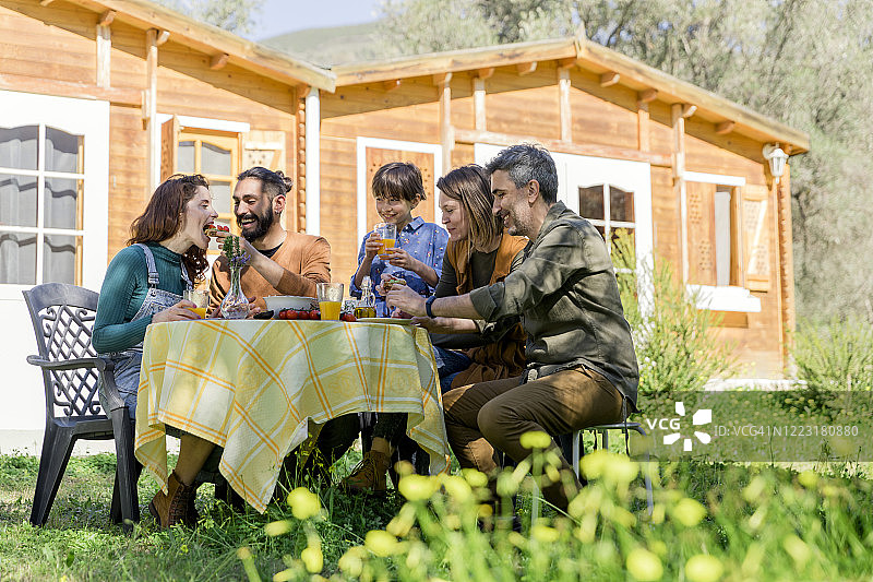 在乡村享受健康纯素早餐的家庭和朋友图片素材