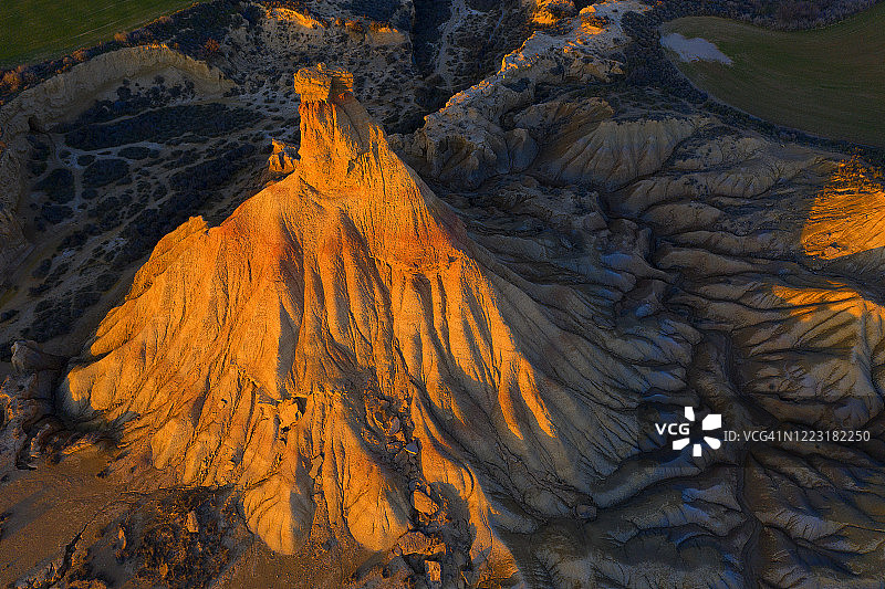 西班牙纳瓦拉邦：卡斯蒂尔德蒂耶拉岩石尖峰的黄昏航拍图片素材