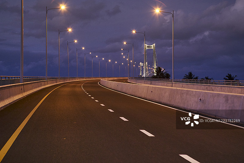 莫桑比克马普托夜景：空旷的马普托-卡腾贝大桥图片素材