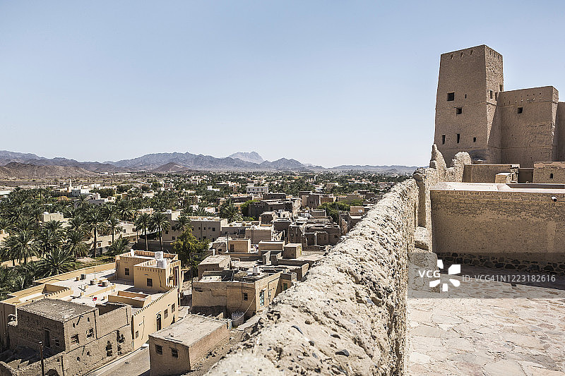 阿曼巴廷纳省纳哈尔镇，从纳哈尔堡看到的城镇房屋和远山图片素材