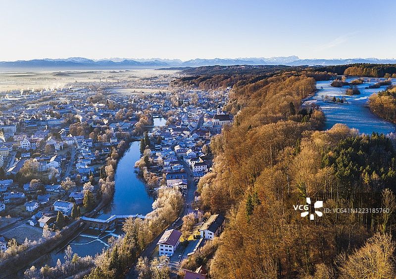 德国巴伐利亚, 沃尔夫拉茨豪森：冬季黎明时分阿尔卑斯山麓小镇的无人机视角图片素材