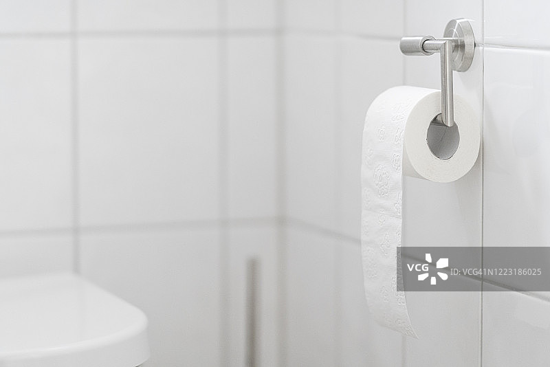 白色浴缸中的卷纸图片素材