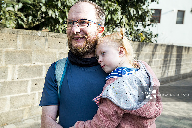 快乐的父亲抱着小女儿的合影图片素材