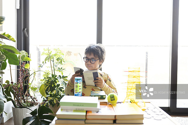 在家阅读漫画书的小男孩图片素材