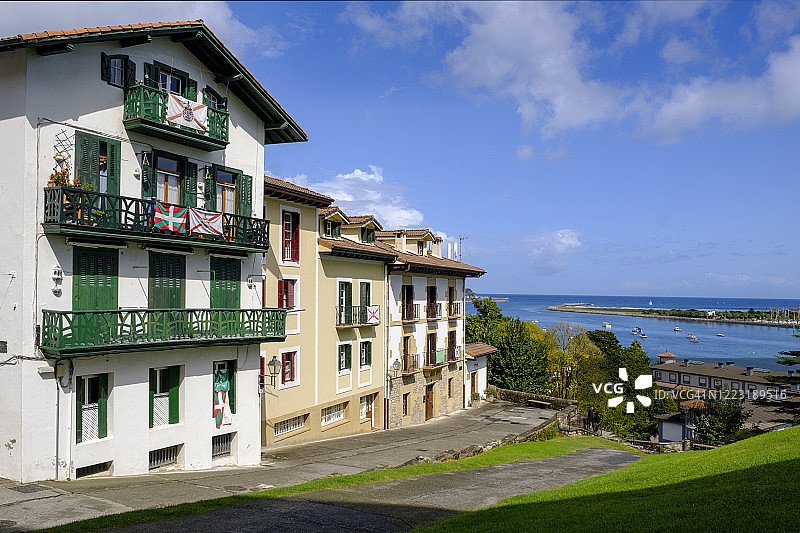 西班牙吉普斯夸洪达里比亚房屋前的步行道图片素材