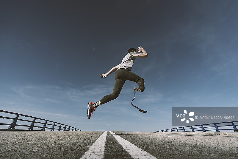 在道路上锻炼的装有假肢的残疾运动员图片素材