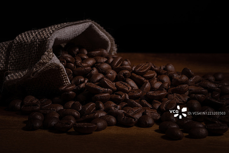 摄影棚拍摄的天然麻袋咖啡豆图片素材