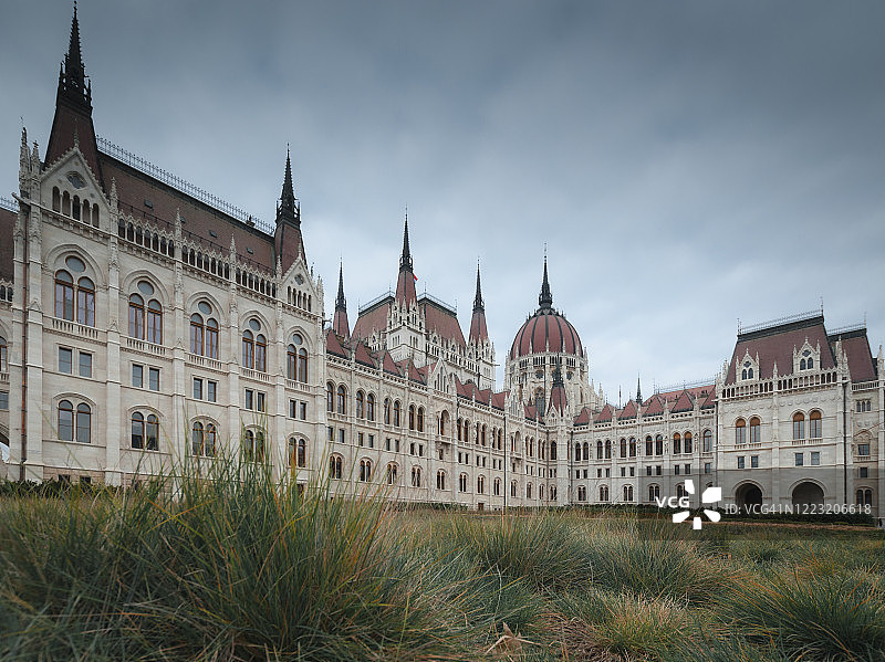 匈牙利国会大厦后面的花园图片素材