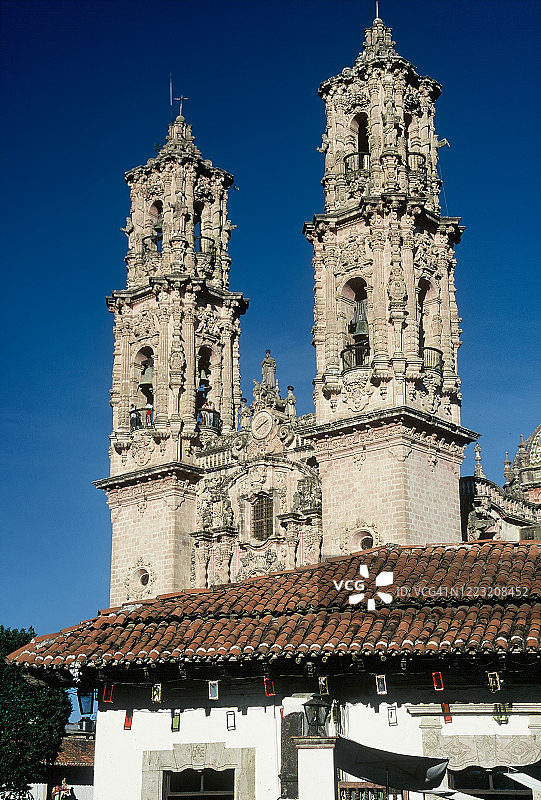 Taxco新西班牙巴洛克风格的圣普里斯卡殖民教堂钟楼图片素材