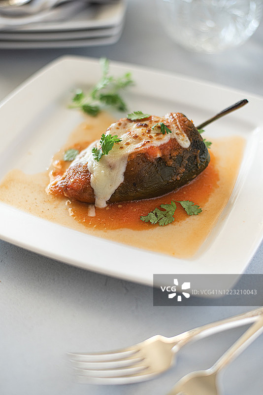 番茄酱肉奶酪墨西哥辣椒酿菜，健康的墨西哥食品图片素材