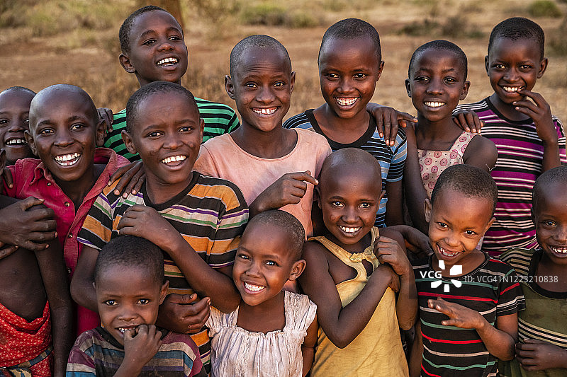 一群快乐的非洲儿童，来自肯尼亚马赛部落图片素材