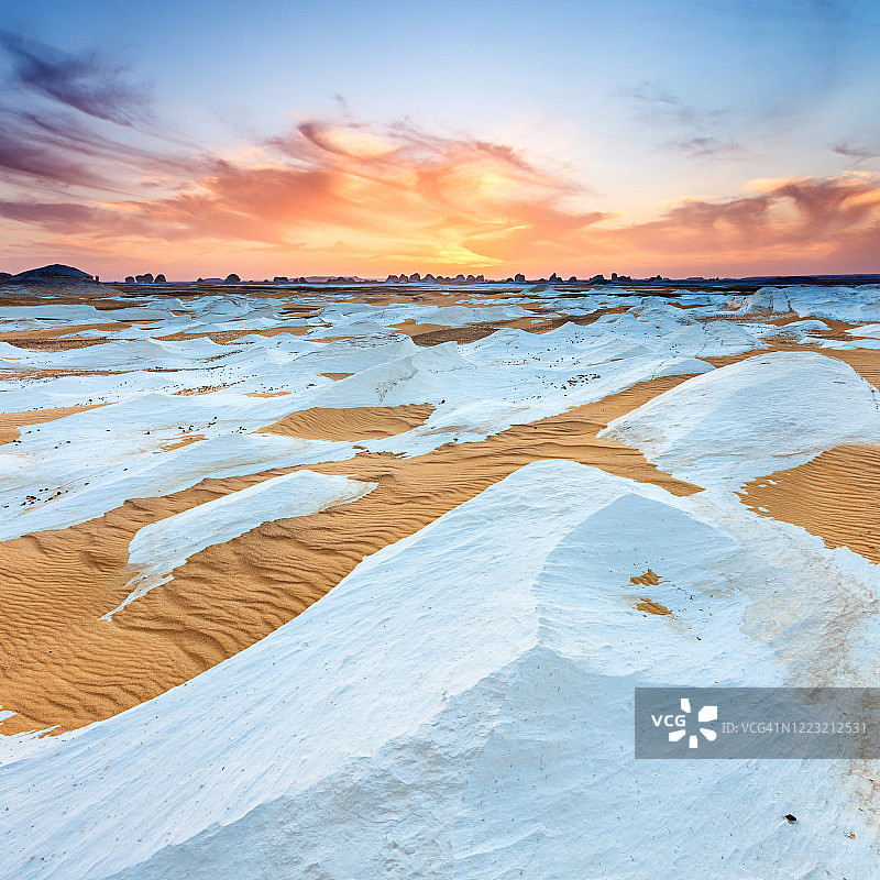 非洲西撒哈拉沙漠的日落图片素材