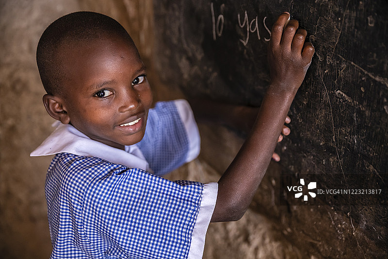 非洲小女孩在肯尼亚孤儿院学习英语图片素材