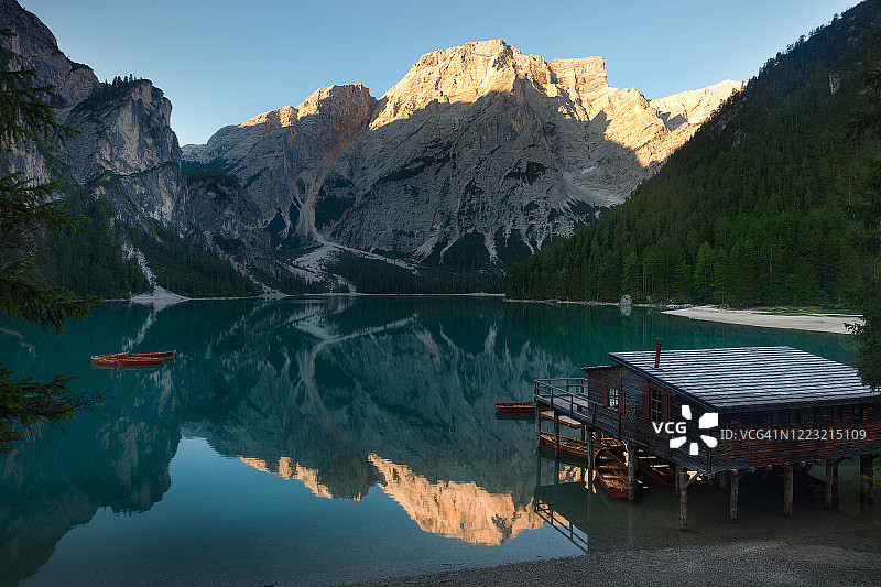 意大利多洛米蒂山布莱埃斯湖图片素材