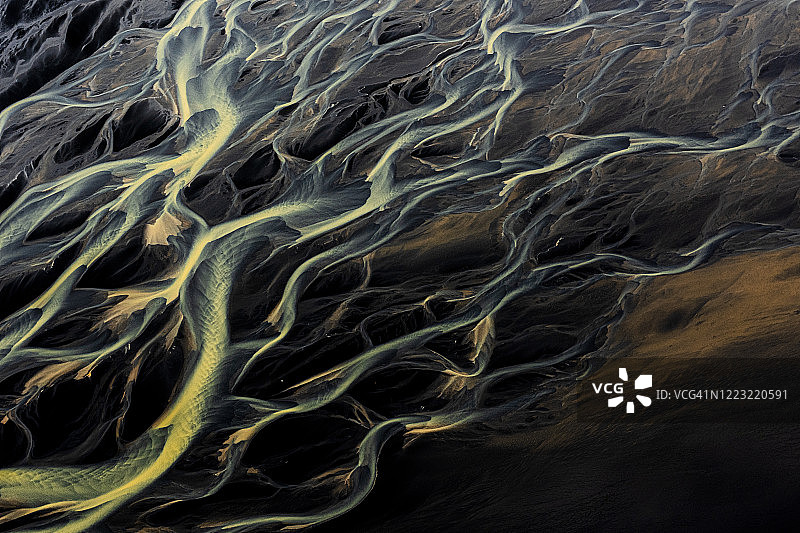 从直升机上看到的冰岛壮丽冰川河流景观图片素材