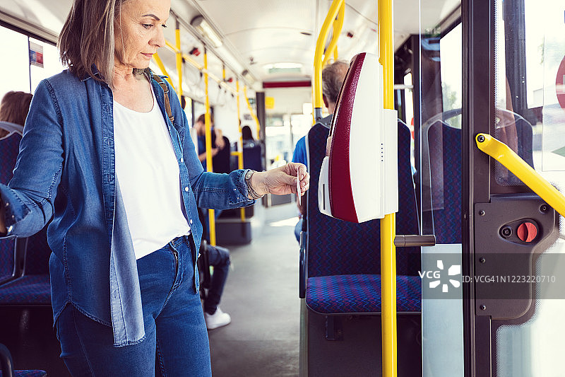 年长的女性正在乘公共汽车旅行图片素材