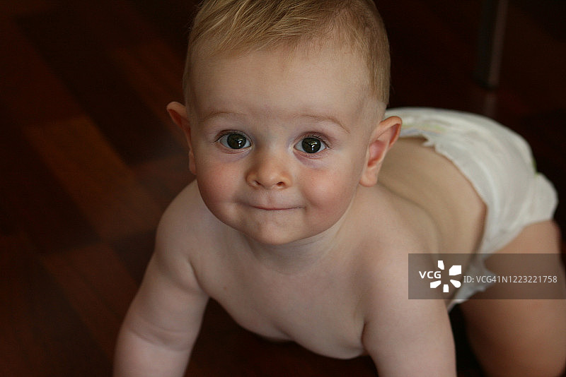 宝宝看着镜头图片素材