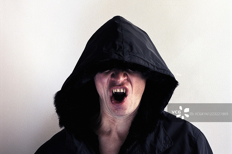看起来像吸血鬼的可怕男人肖像图片素材