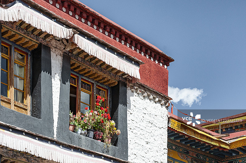中国西藏藏族房屋摆满鲜花的窗台图片素材