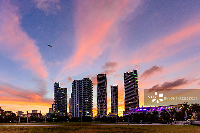 美国佛罗里达州迈阿密市中心日落时分的现代摩天大楼图片素材