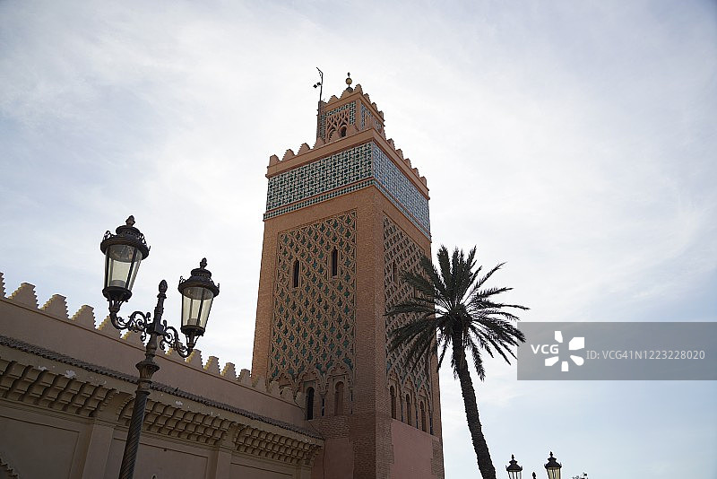 马拉喀什库图比亚清真寺及其装饰精美的尖塔图片素材