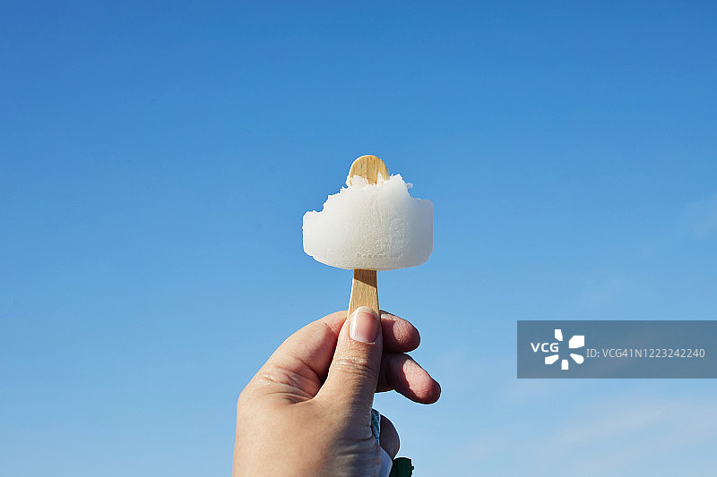 女人手持冰棒图片素材