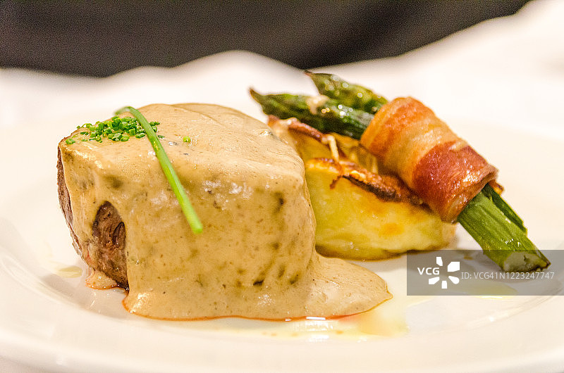 配野生芦笋的调味西冷牛排图片素材