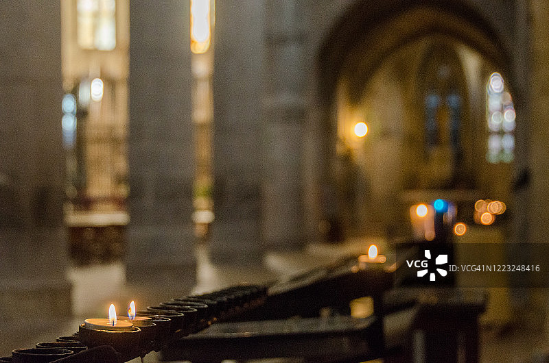教堂内的烛台图片素材