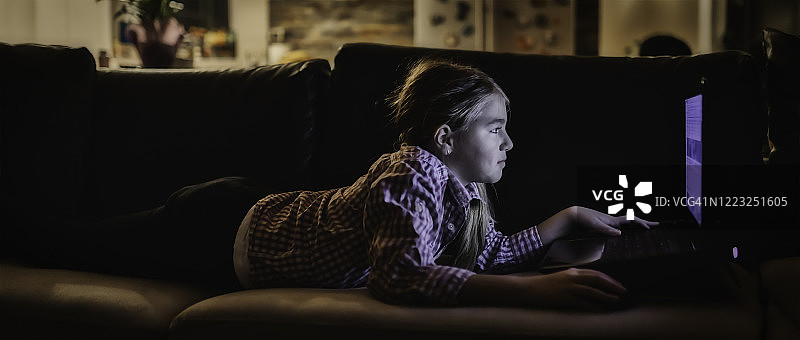 少女在家学习图片素材