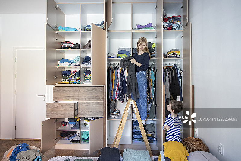 和孩子一起整理衣服图片素材