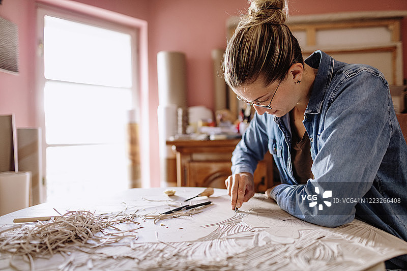 新版画油毡切割：隔离期间女性的爱好图片素材
