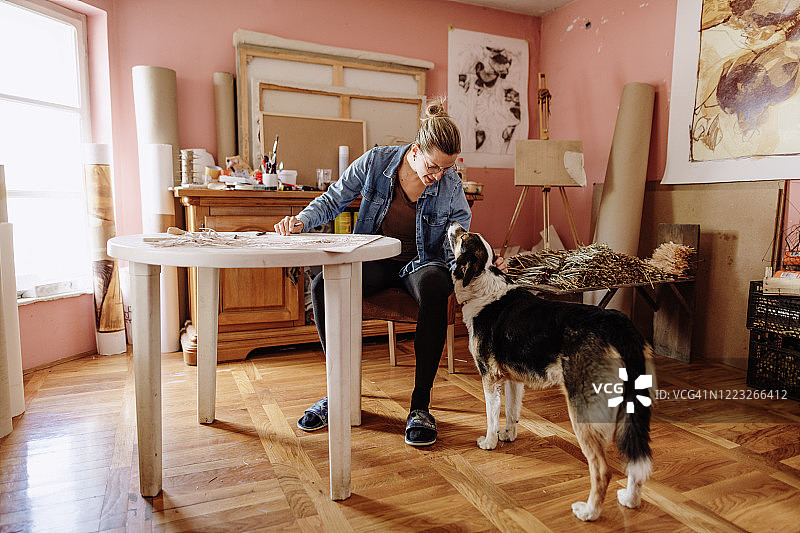 隔离期间在家与宠物狗一起放松身心图片素材