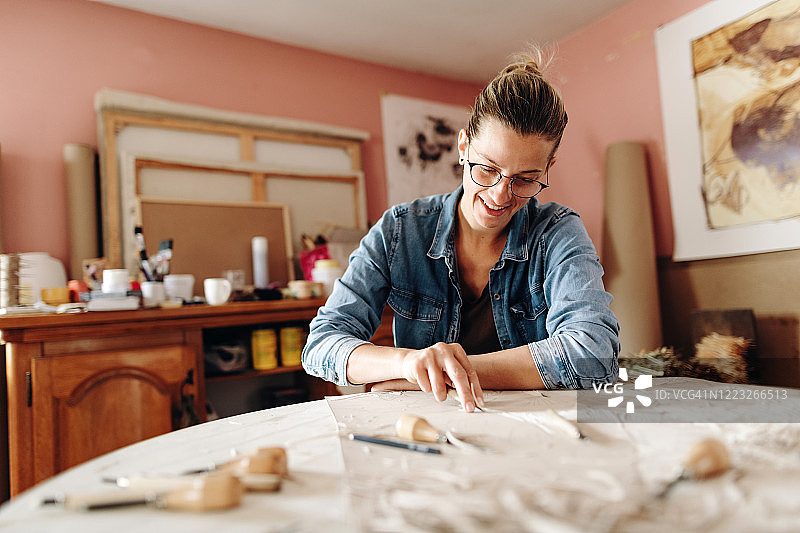 疫情期间在家制作新工艺品的艺术家图片素材