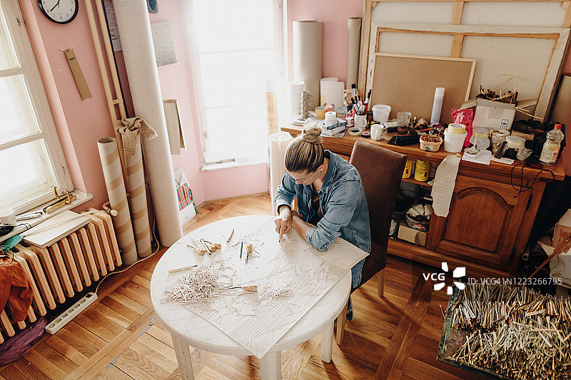 艺术家在封锁期间在家创作亚麻版画图片素材