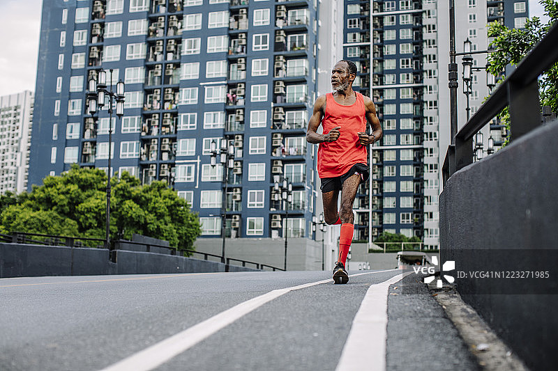 50年代的休闲：在城市中跑步的老年男人图片素材