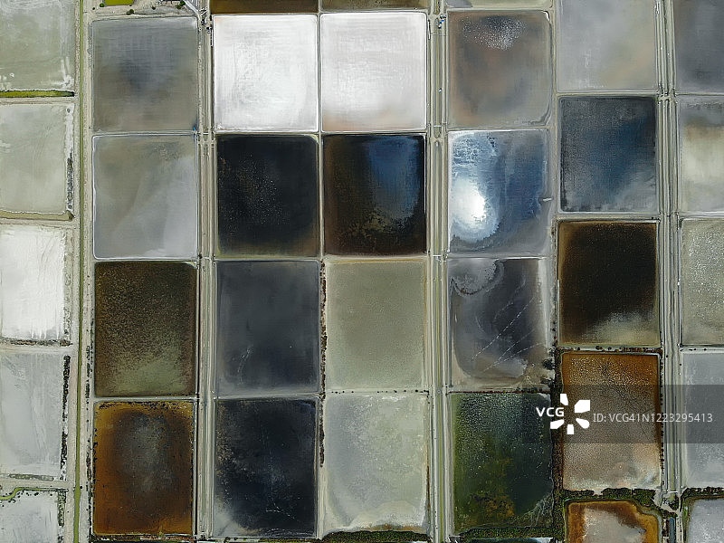 结晶过程中的盐场航拍图片素材