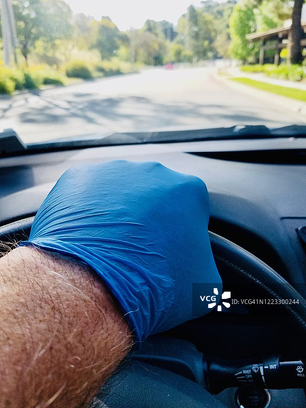 驾驶汽车的新冠病毒图片素材