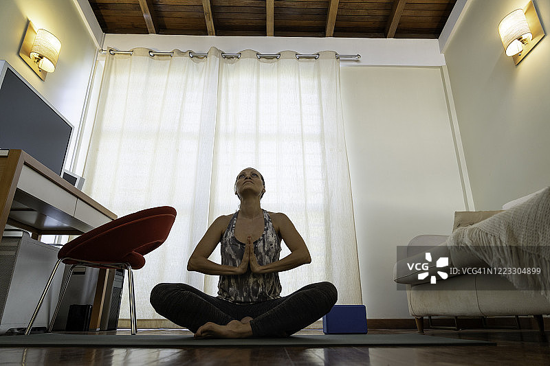 瑜伽在家里图片素材
