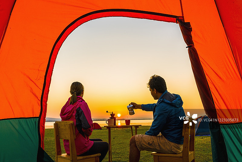 游客在湖边露营，喝咖啡看日出图片素材