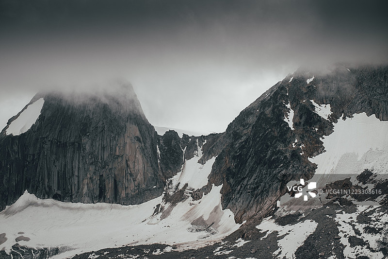 暴风雪中的雪斑尖塔和布加布尖顶图片素材