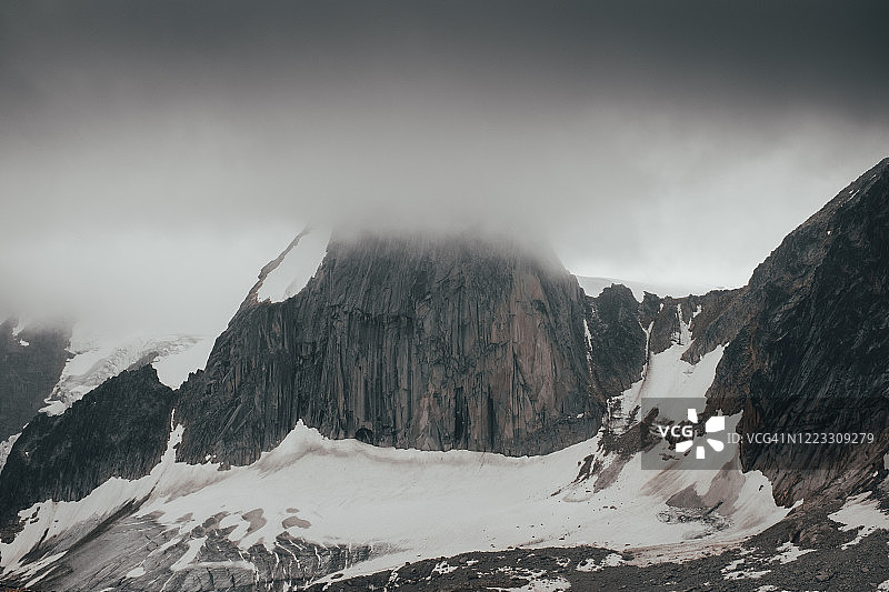 暴风雪中的雪斑尖峰图片素材