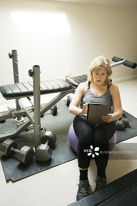 在平衡球上查看电子邮件图片素材